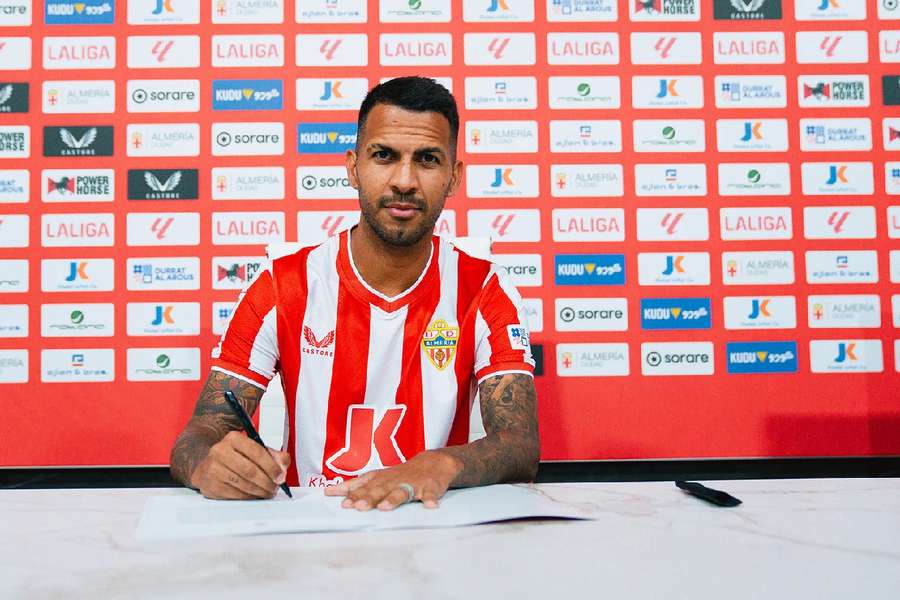 Jonathan Viera, firmando su contrato con el Almería
