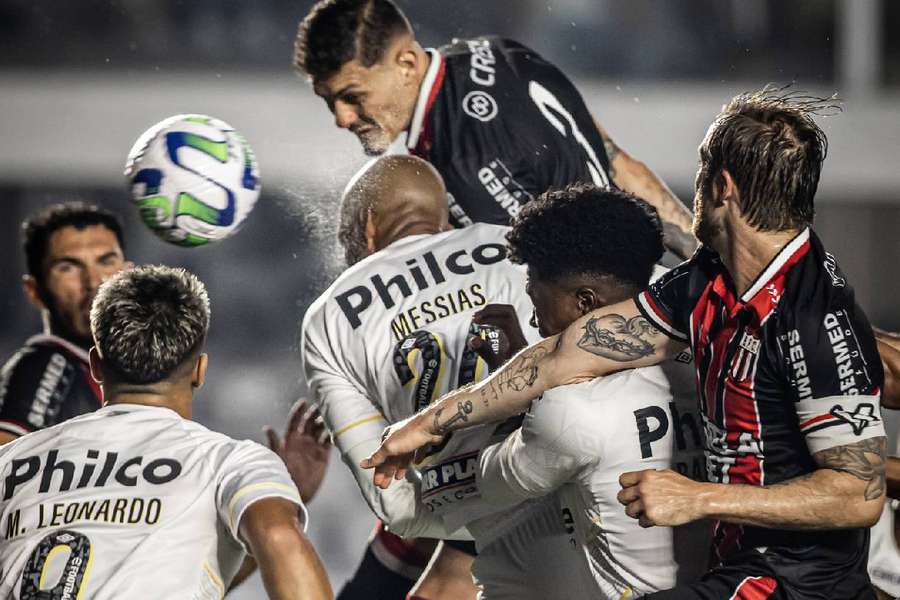 Messias fez de cabeça o único gol do Santos no confronto