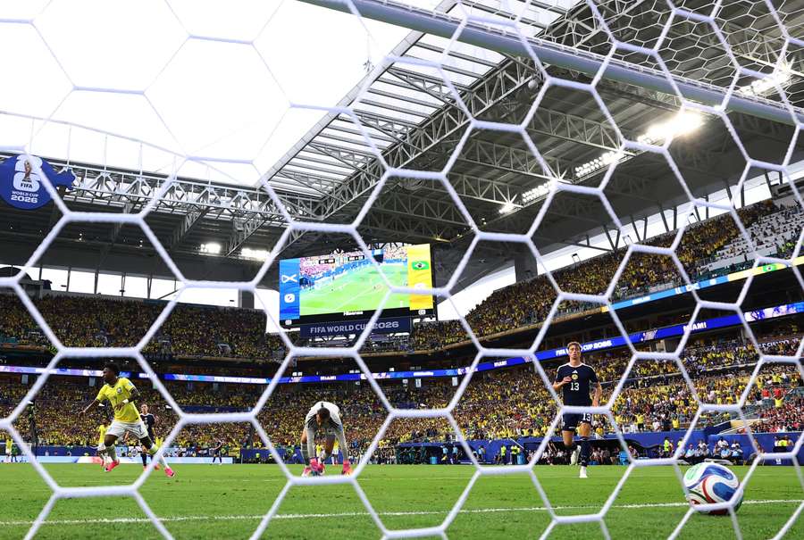 Il pallone entra nella porta scozzese