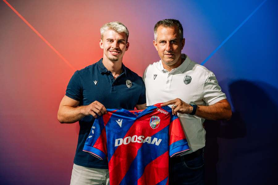 Sebastian Boháč se sportovním ředitelem Viktorie Martinem Vozábalem. Sebastian Boháč se sportovním ředitelem Viktorie Martinem Vozábalem.