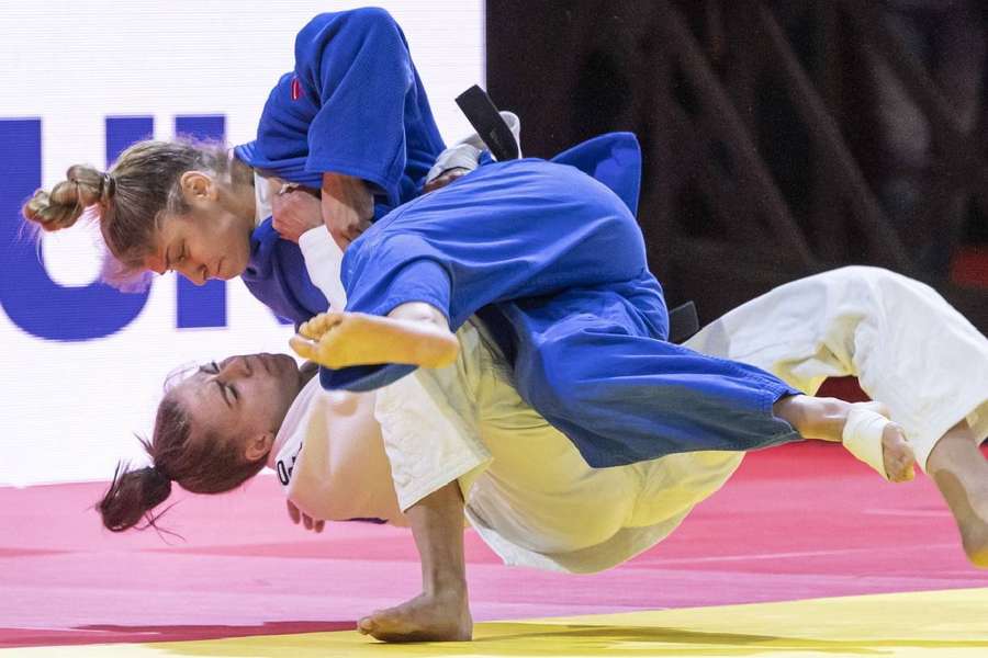 Florentina Ivănescu (albastru) ratează Campionatele Europene de judo din cauza unei accidentări