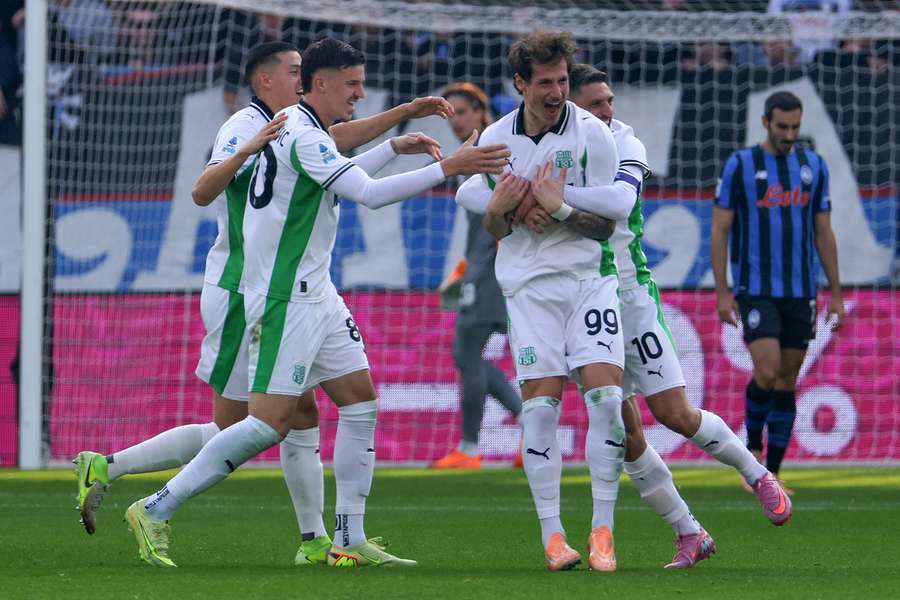 Il Sassuolo festeggia il gol dello 0-2 di Pinamonti Il Sassuolo festeggia il gol dello 0-2 di Pinamonti