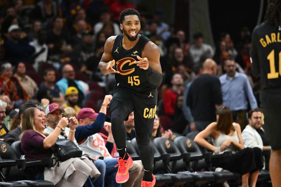 Donovan Mitchell celebra un canestro