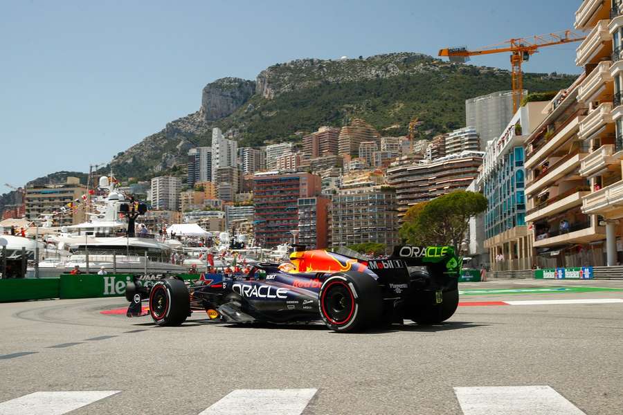 Max Verstappen v úzkých monackých uličkách.