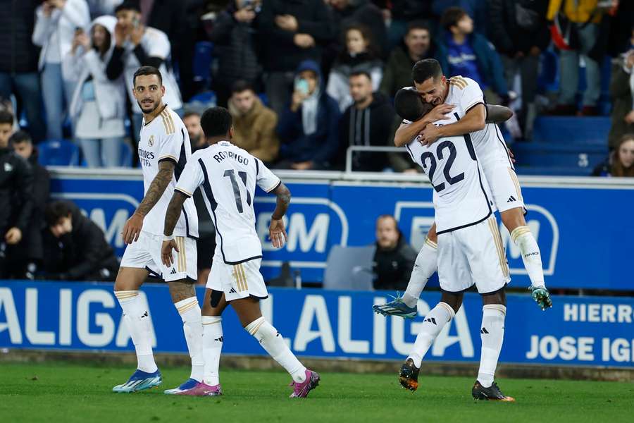 Real Madrid využil ztráty Girony a po výhře na Alavésu je první