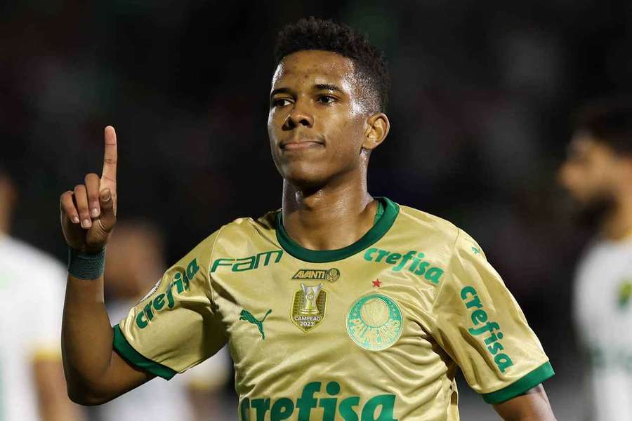 Estêvão infernizou defesa do Dourado