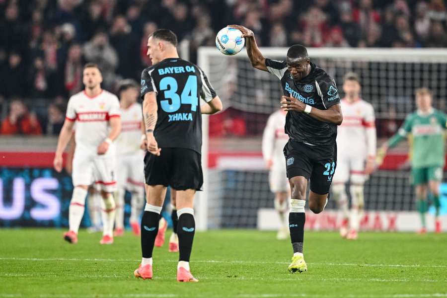 Xhaka y Mukiele durante la remontada del Bayer Leverkusen