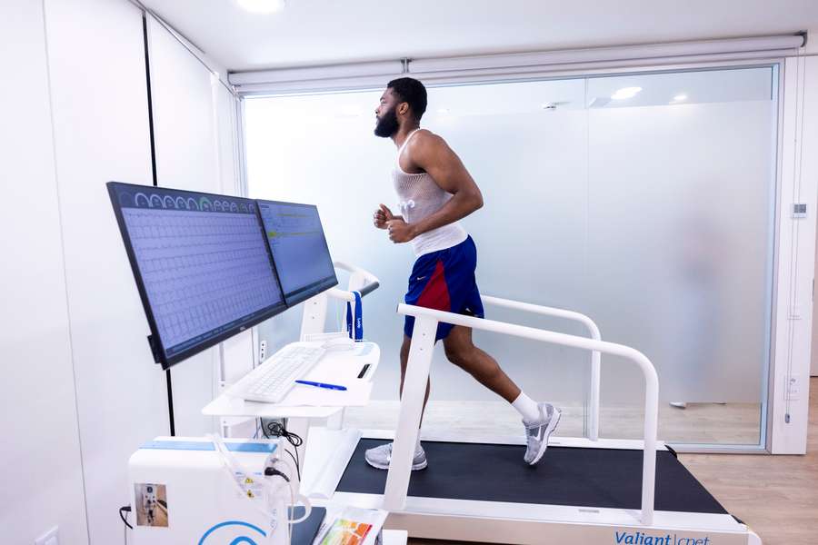 Nebo, durante su revisión médica Nebo, durante su revisión médica