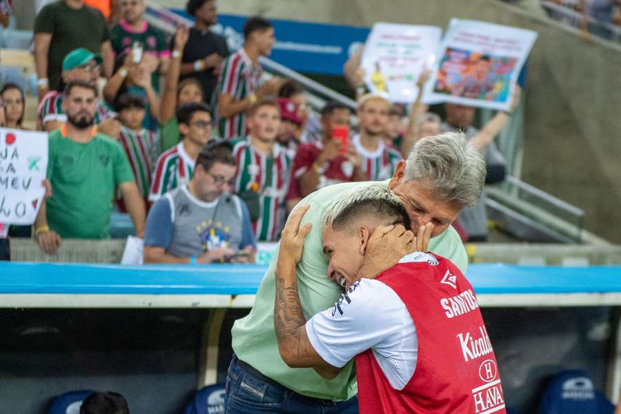 Soteldo, antes de irse al Fluminense, abraza a Renato Gaúcho