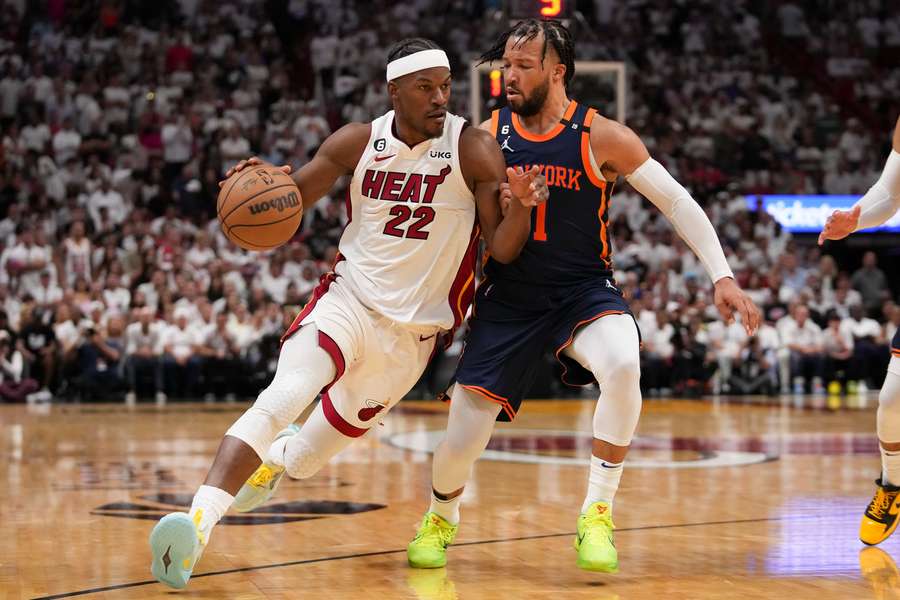 Miami's Jimmy Butler dribbelt voorbij New Yorks Jalen Brunson Miami's Jimmy Butler dribbelt voorbij New Yorks Jalen Brunson