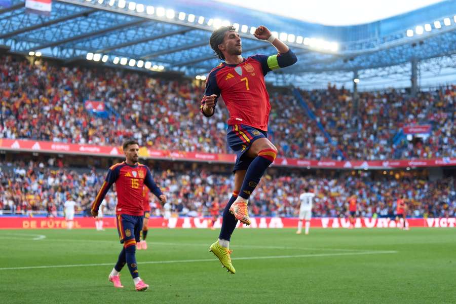 Ferran Torres celebra su gol ante Irak con Baena en segundo plano