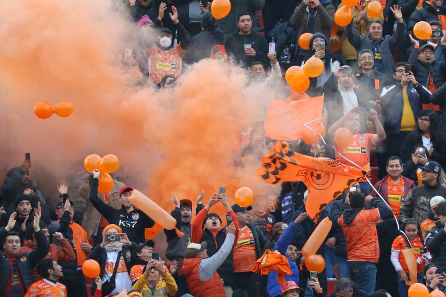 Aficionados del Cobreloa animan a sus jugadores.