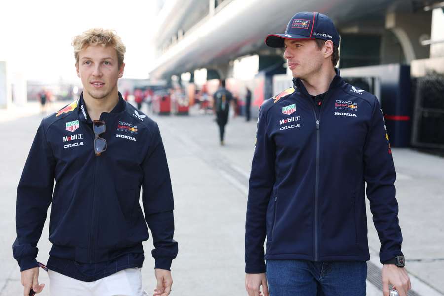 Liam Lawson (l.) und Max Verstappen (r.)