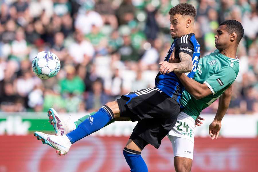 FCKs Jordan Larsson i kamp med Viborgs Daniel Anyembe under superligakampen mellem Viborg FF og FC København 