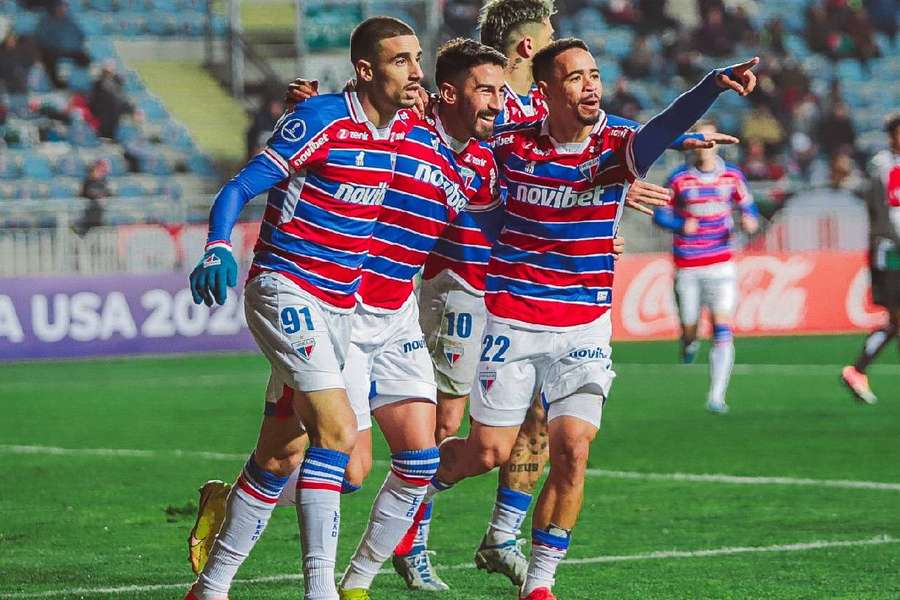 Lucero é celebrado por companheiros após gol contra o Palestino