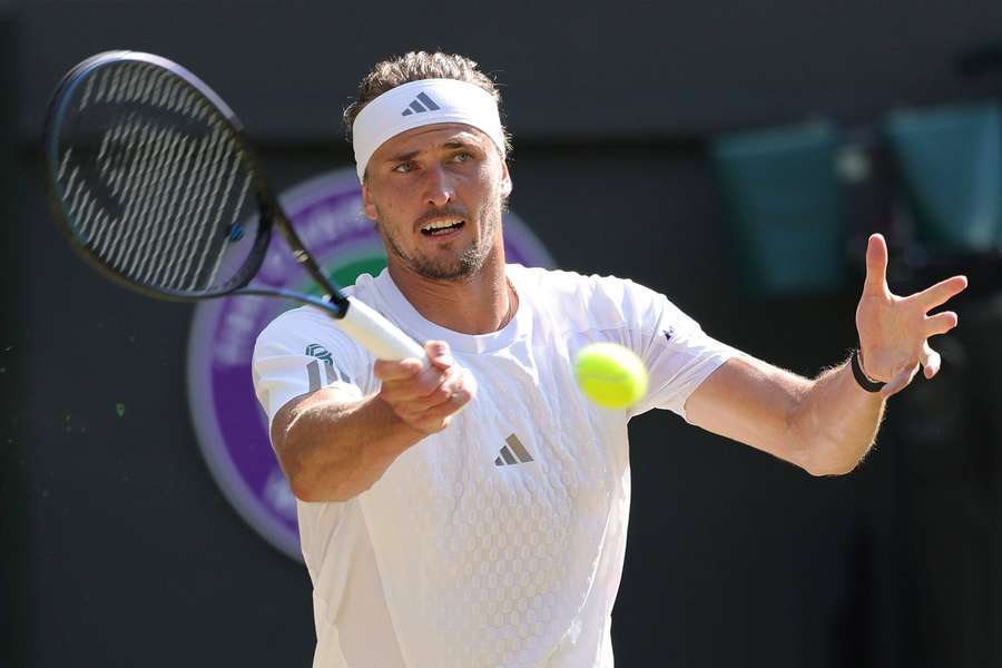 Alexander Zverev v boji o postup do wimbledonského finále. Alexander Zverev v boji o postup do wimbledonského finále.