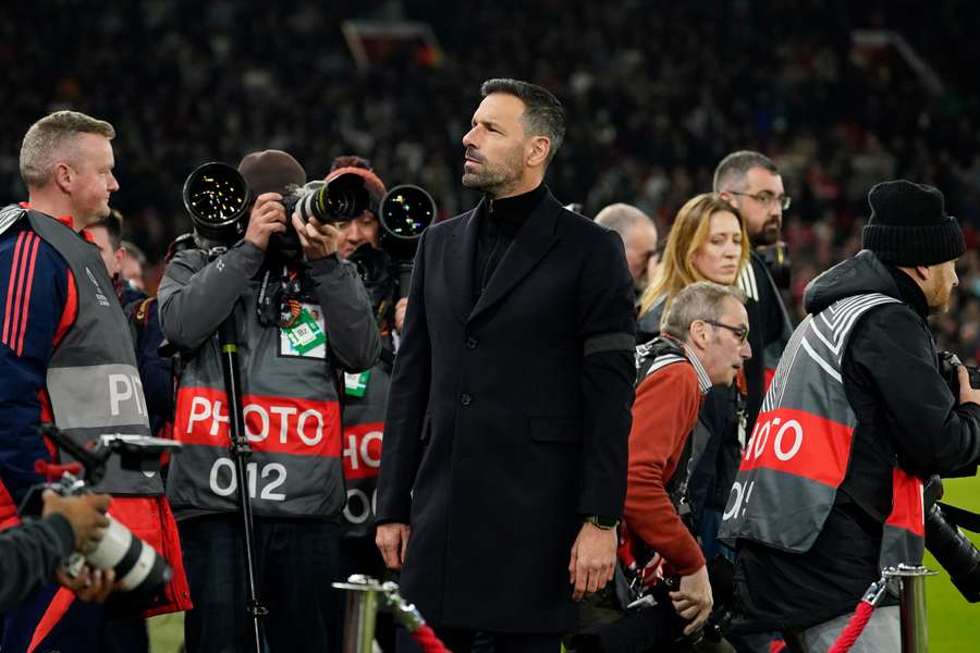 Van Nistelrooy plní funkciu dočasného trénera na jednotku. 