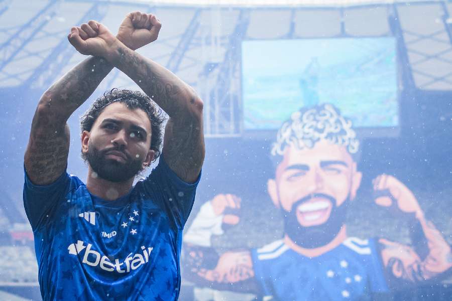 Gabriel Barbosa posa para a foto com os adeptos do Cruzeiro no Mineirão