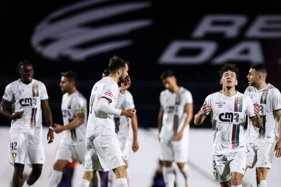 Jogadores do Estrela frustrados com derrota