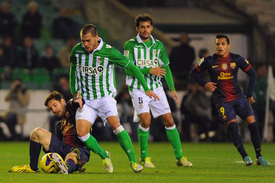 Javi Chica, ante Messi en un Betis-Barça Javi Chica, ante Messi en un Betis-Barça
