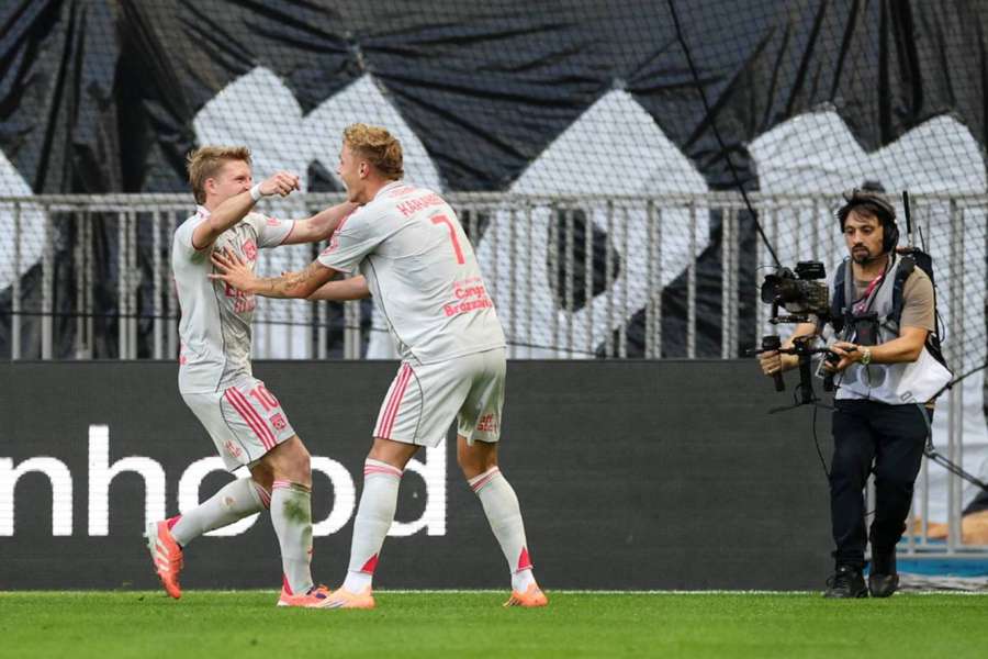 Pavel Šulc condivide la gioia del gol con Adam Karabec