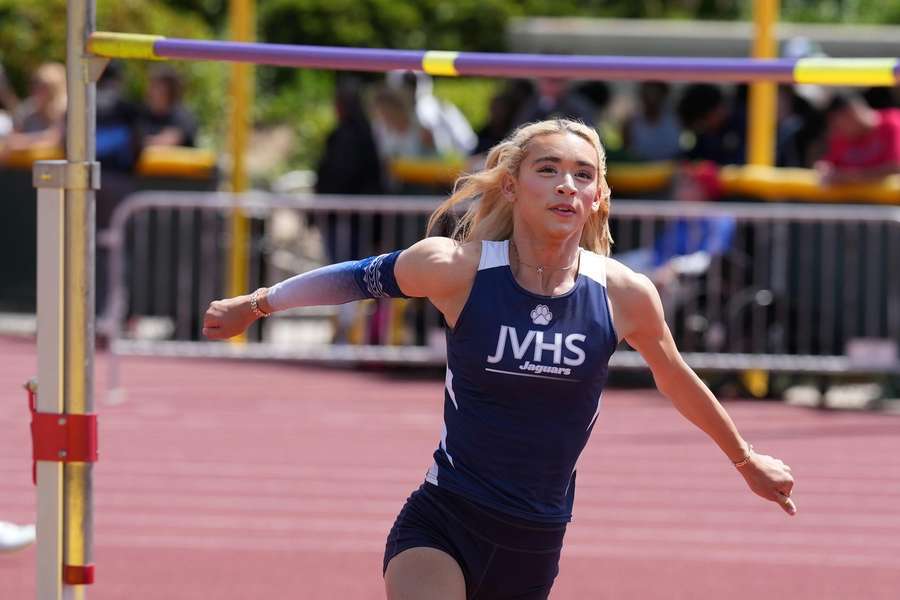 AB Hernandez compete no salto em altura nos campeonatos de atletismo do liceu da Califórnia