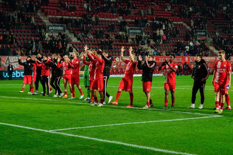 De spelers van FC Twente bedanken het publiek