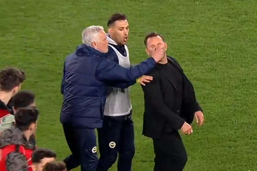 Mourinho se envolveu em polêmica após derrota em clássico turco