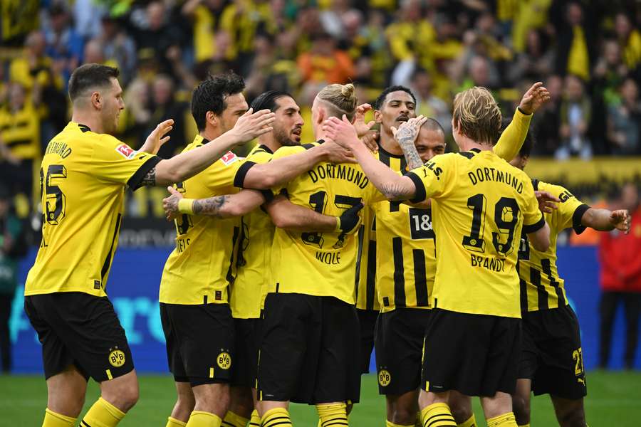 Die Spieler von Borussia Dortmund feiern einen klaren 6:0-Sieg über den VfL Wolfsburg
