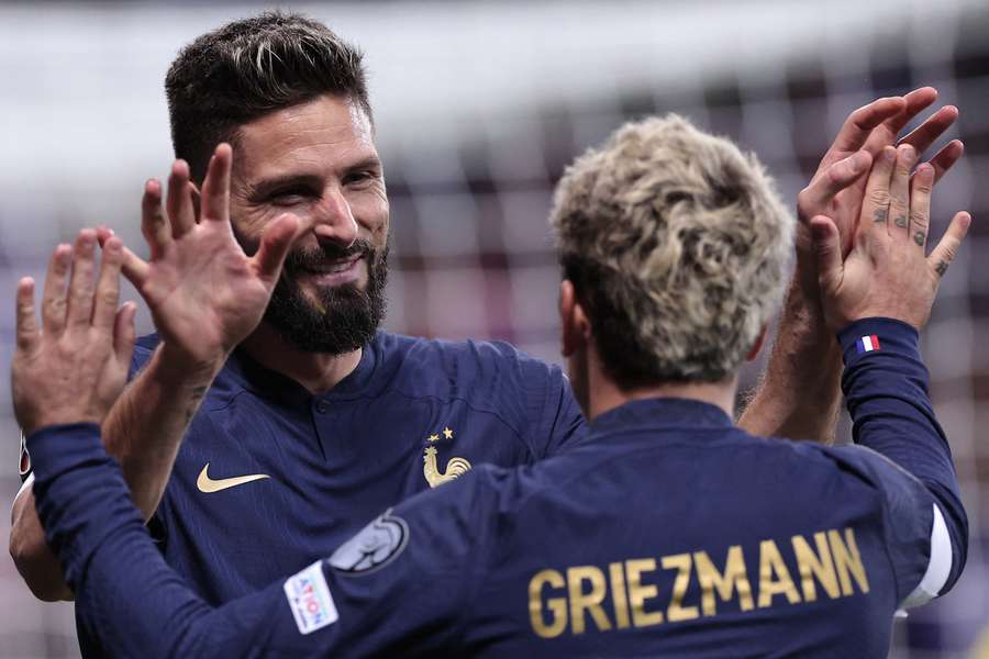Olivier Giroud celebra con Antoine Griezmann tras marcar contra Gibraltar