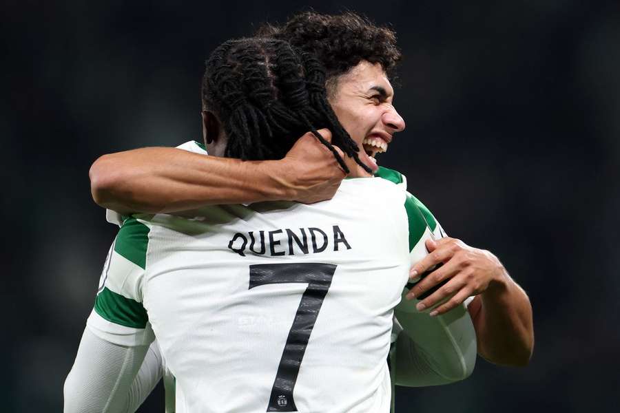 João Simões abraça Quenda, dois jovens produtos da formação leonina