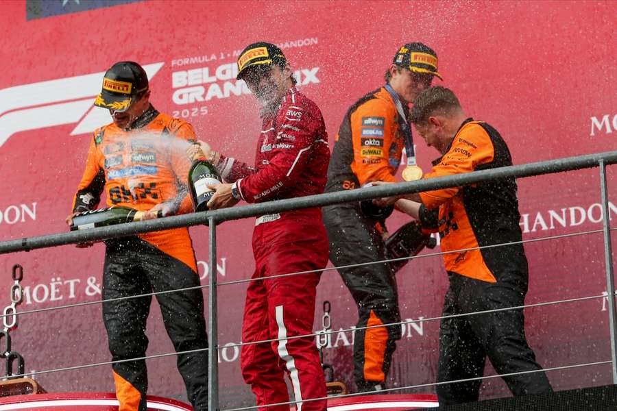 Oscar Piastri feiert den Sieg beim Formel 1 GP Belgien 2025.