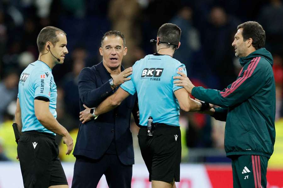 Luis García habla con el árbitro al finalizar el partido Luis García habla con el árbitro al finalizar el partido