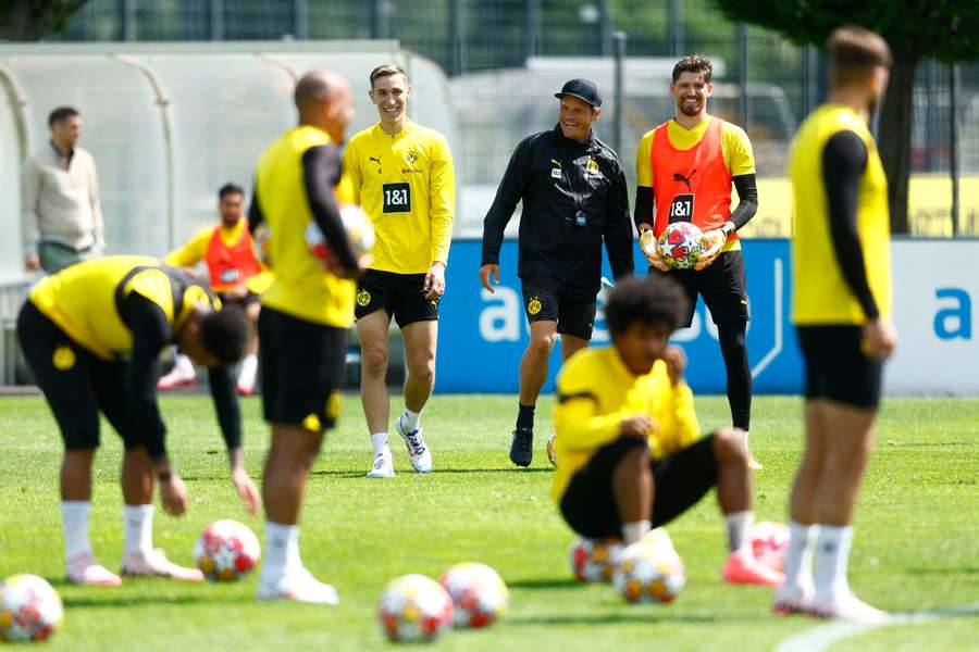 L'allenatore del Borussia Dortmund Edin Terzic con Nico Schlotterbeck e i compagni di squadra durante l'allenamento