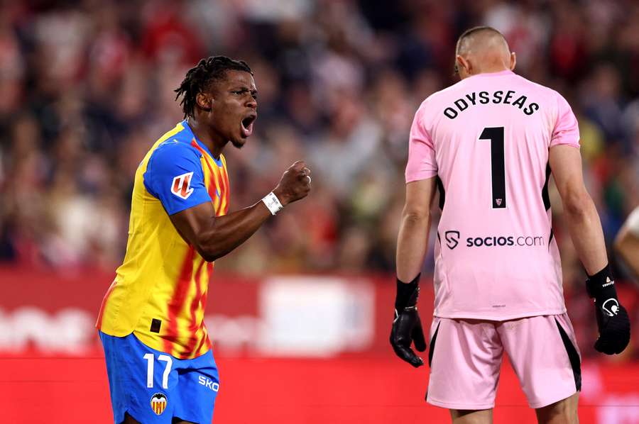 Ramazani celebra el gol muy cerca de Odysseas