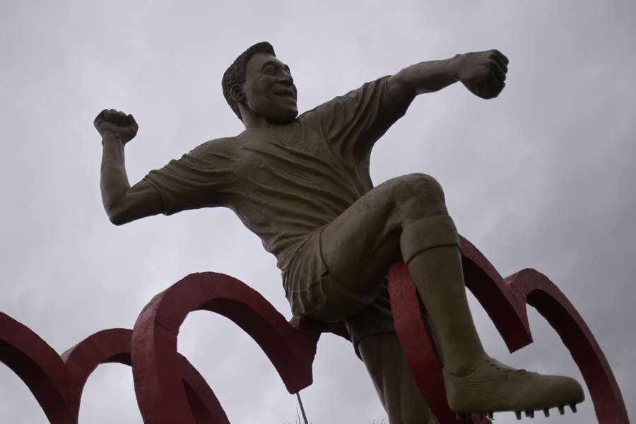 Una estatua de Pelé toma vida en Brasil
