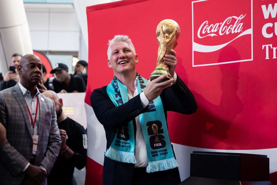 Schweinsteiger com a taça da Copa do Mundo em Nova York Schweinsteiger com a taça da Copa do Mundo em Nova York