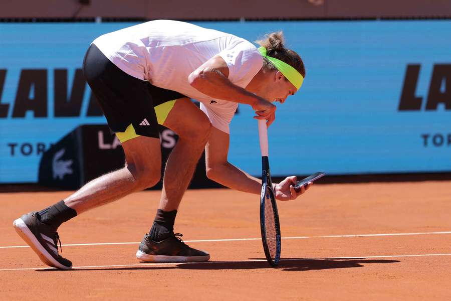 Alexander Zverev fotografiază cu telefonul urma lăsată de minge