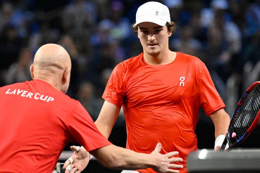 João Fonseca e Andre Agassi na Laver Cup