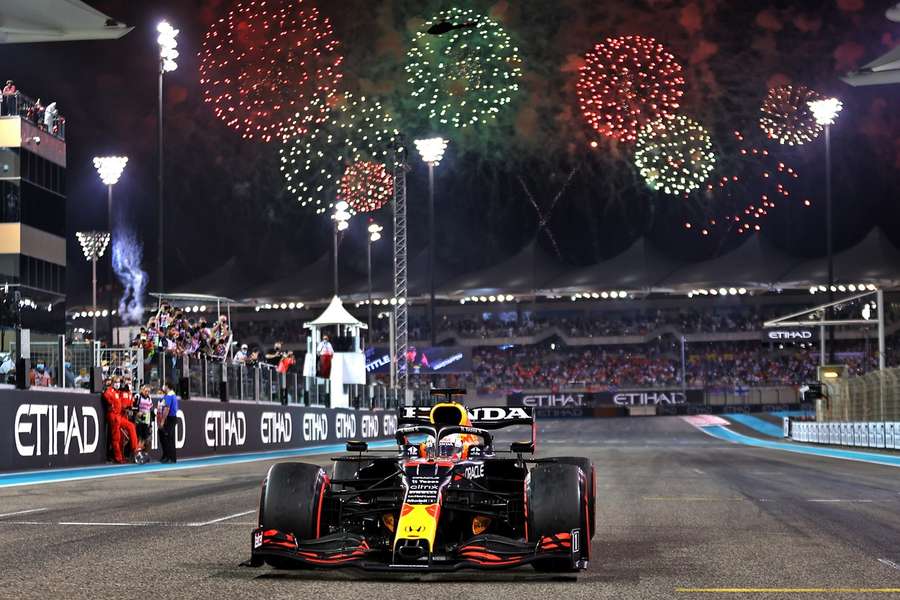 Verstappen in seinem Weltmeisterauto in Abu Dhabi