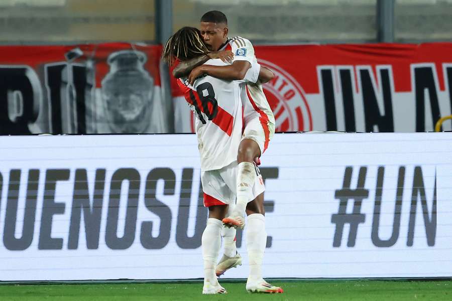 Perú derrota a Bolivia por 3-1 y deja el último lugar de la eliminatoria