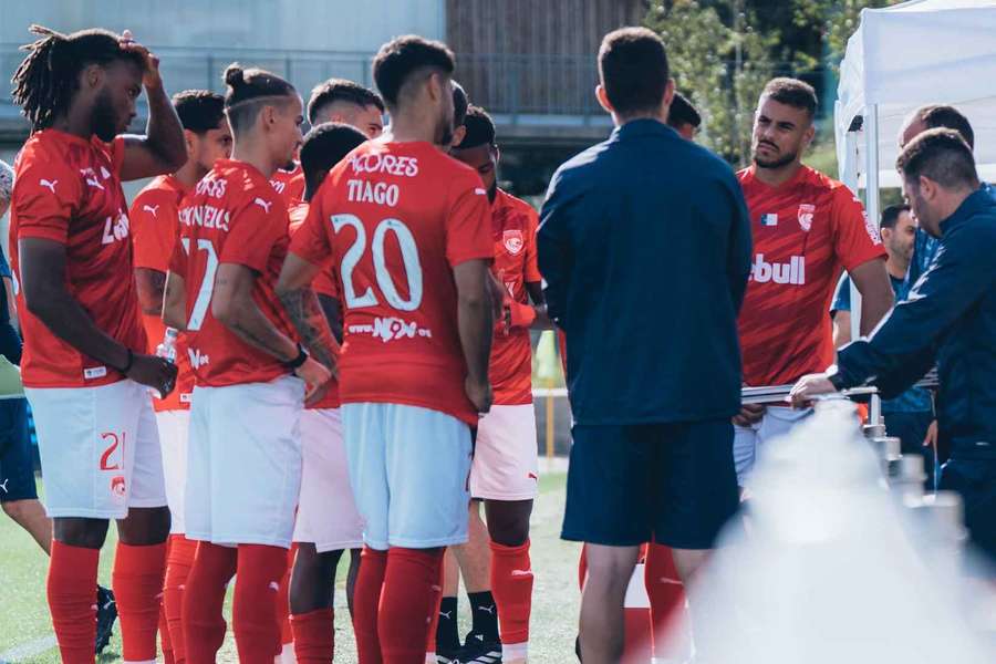Comitiva do Santa Clara ficou retida nos Açores Comitiva do Santa Clara ficou retida nos Açores
