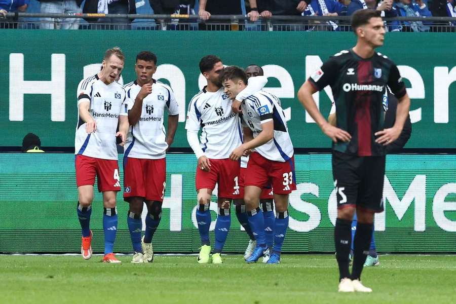 Der HSV bejubelt den Treffer von Noah Katterbach zum 2:0.