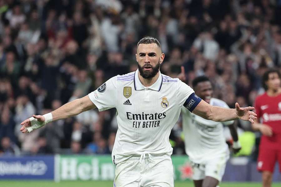 Benzema comemora o gol da classificação do Real Madrid