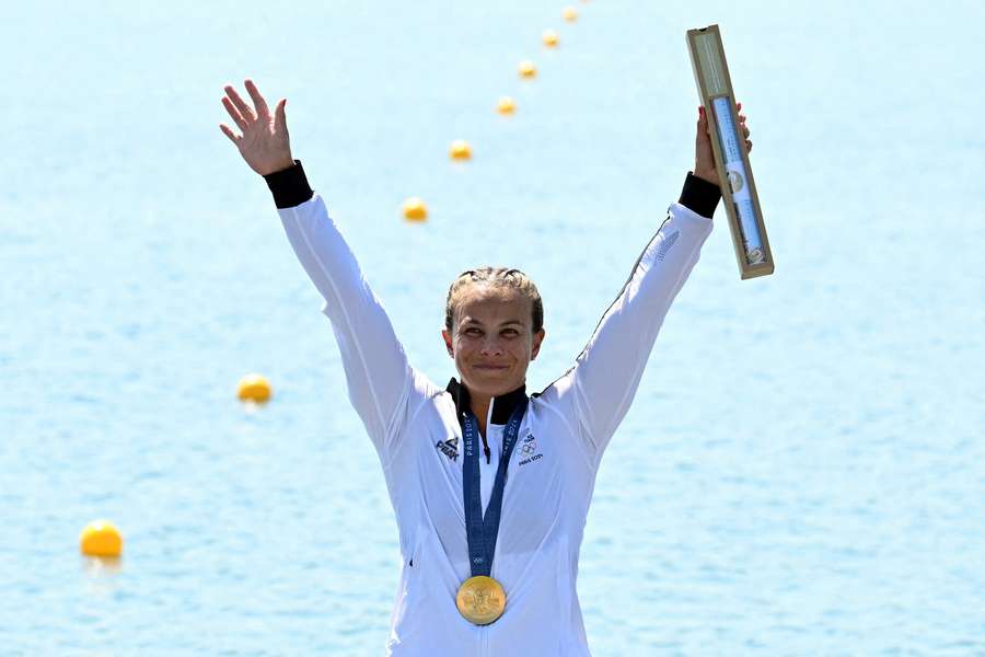 Lisa Carrington, con el oro de París colgado al cuello