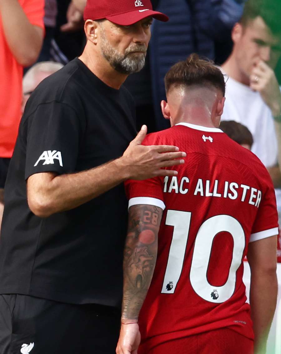 Niemiecki menedżer Liverpoolu Jurgen Klopp (L) reaguje, gdy argentyński pomocnik Liverpoolu #10 Alexis Mac Allister zostaje odesłany z boiska