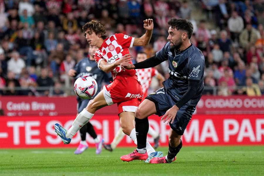 Unai Lopez z Vallecana dotírá na domácího Bryana Gila v zápase s Gironou.