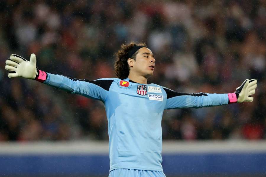 Memo Ochoa  