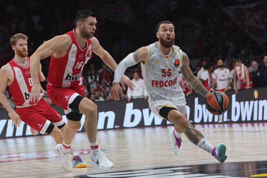Mike James a signé un double-double