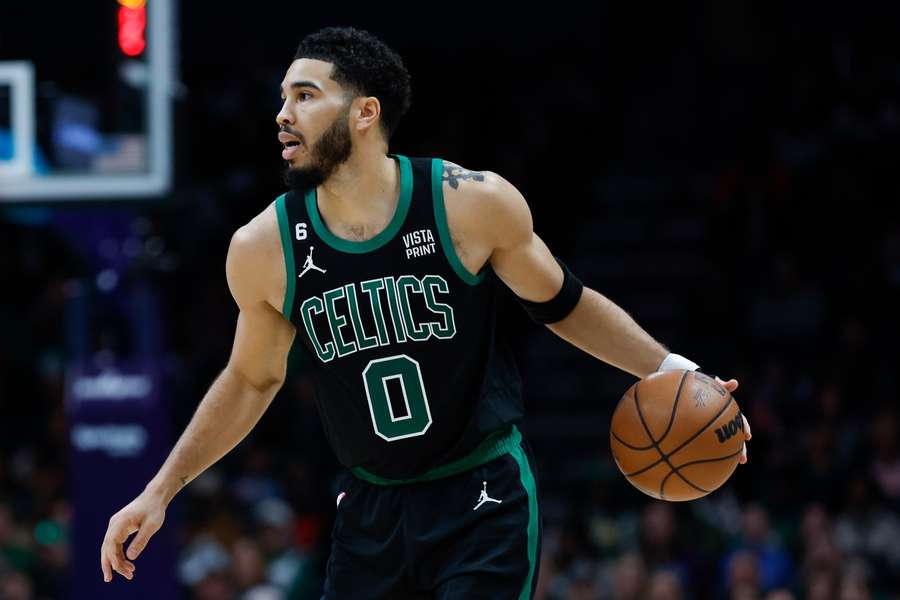 Tatum proti Charlotte překonal hranici 50 bodů, předvedli se i James a Curry